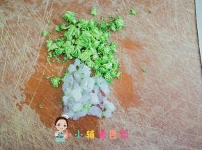 虾仁洗净去虾线切丁，西蓝花切碎备用