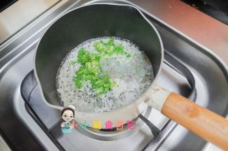 煮开后放入西蓝花、虾仁