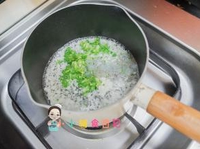 煮开后放入西蓝花、虾仁