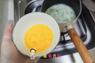 一个鸡蛋打散备用