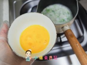 一个鸡蛋打散备用