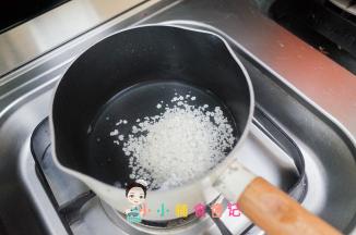 锅里加水煮开后放入颗粒面