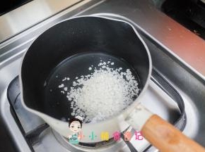 锅里加水煮开后放入颗粒面
