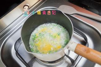 锅关小火，将鸡蛋从高处一点点往下倒，一边倒一边打圈