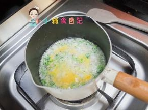 锅关小火，将鸡蛋从高处一点点往下倒，一边倒一边打圈