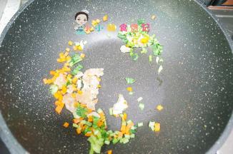 胡萝卜切丁，青菜切碎，鸡肉切小丁加3g淀粉。锅里加少许油放入胡萝卜翻炒再加入鸡肉跟青菜继续翻炒