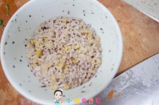 将煮好的谷物米拿出来