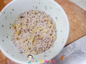 将煮好的谷物米拿出来