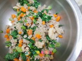 将炒好的料盛出来备用