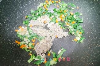 锅里加入熟肉末跟谷物米，鸡肉七成熟就可以关火