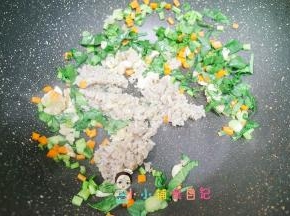 锅里加入熟肉末跟谷物米，鸡肉七成熟就可以关火