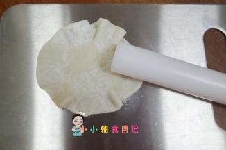 饺子皮边缘用擀面杖擀一下，会变成一个裙边
