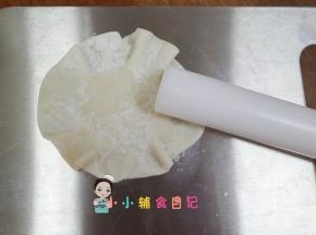 饺子皮边缘用擀面杖擀一下，会变成一个裙边