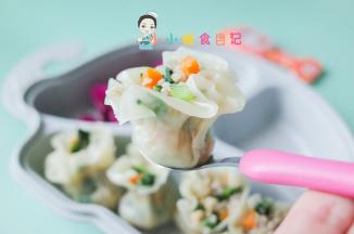 将炒好的料包在饺子皮里，不需要封口，露出一些米饭跟胡萝卜会更好看，包好的烧麦放在盘子里上锅蒸10分钟左右即可