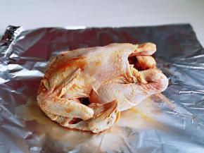 腌制好的全鸡，放在锡纸上。