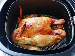 30分钟后，取下锡纸，烤网上刷上一层油，把鸡直接放在网上，撒上罗勒叶，迷迭香，再烤10-15分钟，具体时间也要根据鸡的大小另定哈。