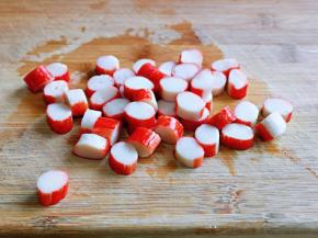 准备好馅料，蟹肉棒切段。