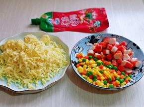 准备好其它食材，彩蔬焯水，马苏里拉的量可以根据个人喜欢增减。