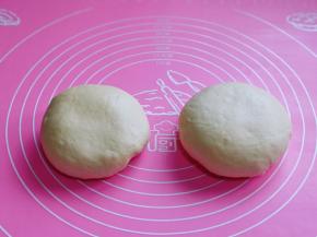 发酵好的面团，分两等份，揉圆，醒10分钟。