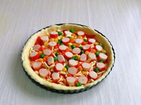 再撒上彩蔬，切好的蟹肉棒。