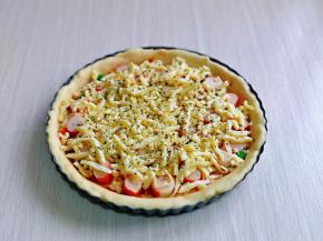 最后再撒上一层马苏里拉芝士，撒上罗勒碎，两个依次做好。