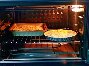 披萨盘入中层的烤网上，上下管195度烤20分钟。(时间仅供参考，具体请根据自家烤箱性能另定)