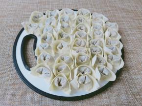 馄饨皮加上肉馅包好。