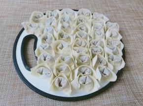 馄饨皮加上肉馅包好。