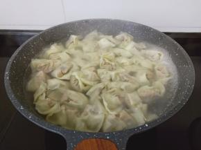 水开下馄饨大火煮。