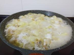 水开加一次清水再次煮开就熟了。