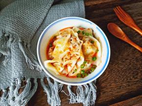 碗里加点生抽、芝麻油、葱花、辣椒酱，加上馄饨就可以享用了！