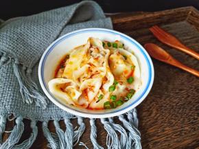 轻轻咬一口，馅料香浓多汁。