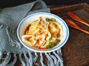 轻轻咬一口，馅料香浓多汁。