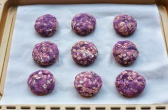 用刮刀将紫薯球轻轻按扁。