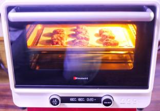 推入预热好的烤箱，上下火中层180℃，烤20分钟就好了。