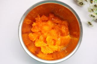 熟柿子去皮去籽放入大盆中。