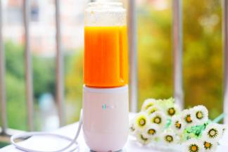 用果汁机打成泥。