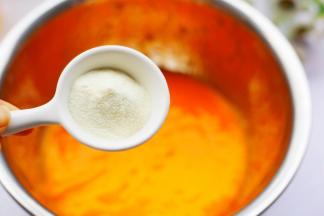 柿子中加入澳优淳璀妈妈奶粉。