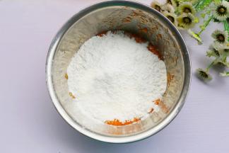 分多次加入面粉。