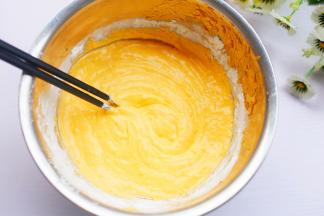 拌成比较硬的糊状。