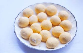 将面糊搓成小圆球。