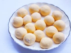 将面糊搓成小圆球。