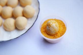 外表均匀裹一层面包糠。