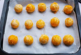 放入铺好油纸的烤盘。