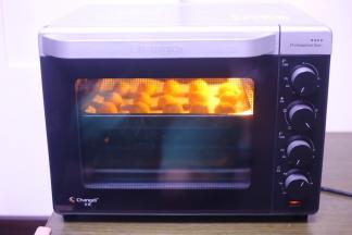 推入预热好的烤箱中，中层上下火180度烤15分钟即可。