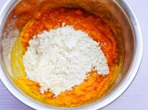 分多次加入糯米粉。