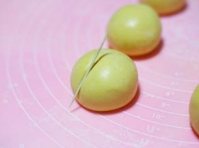 用牙签压出6边橘褶印。