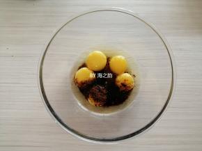 蛋黄里加入10克红糖，红糖易结块，为了使红糖更易溶解，需要用研磨机把红糖打成粉末状再使用