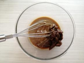 倒入玉米油和蜂蜜，用手动打蛋器搅拌均匀，要乳化好，然后把红枣泥倒入，搅拌均匀