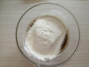 把面粉过筛进去